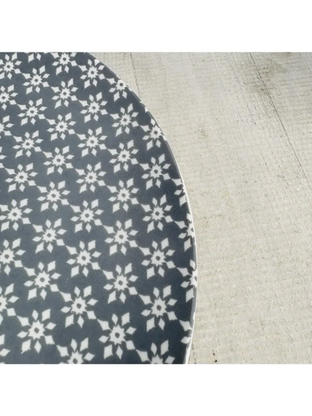 Mainstays FLORAL White Gray Ceramic Round Dishwasher Safe Dinner Plates Set of 4